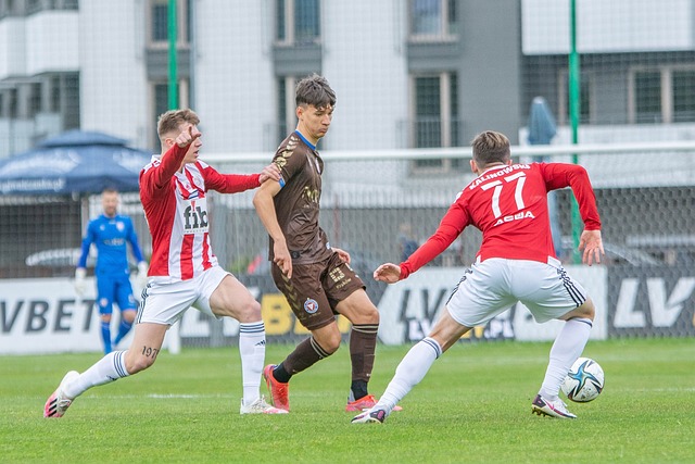 摩根：梅西最近也做了类似的肘击动作，却没人采取任何行动